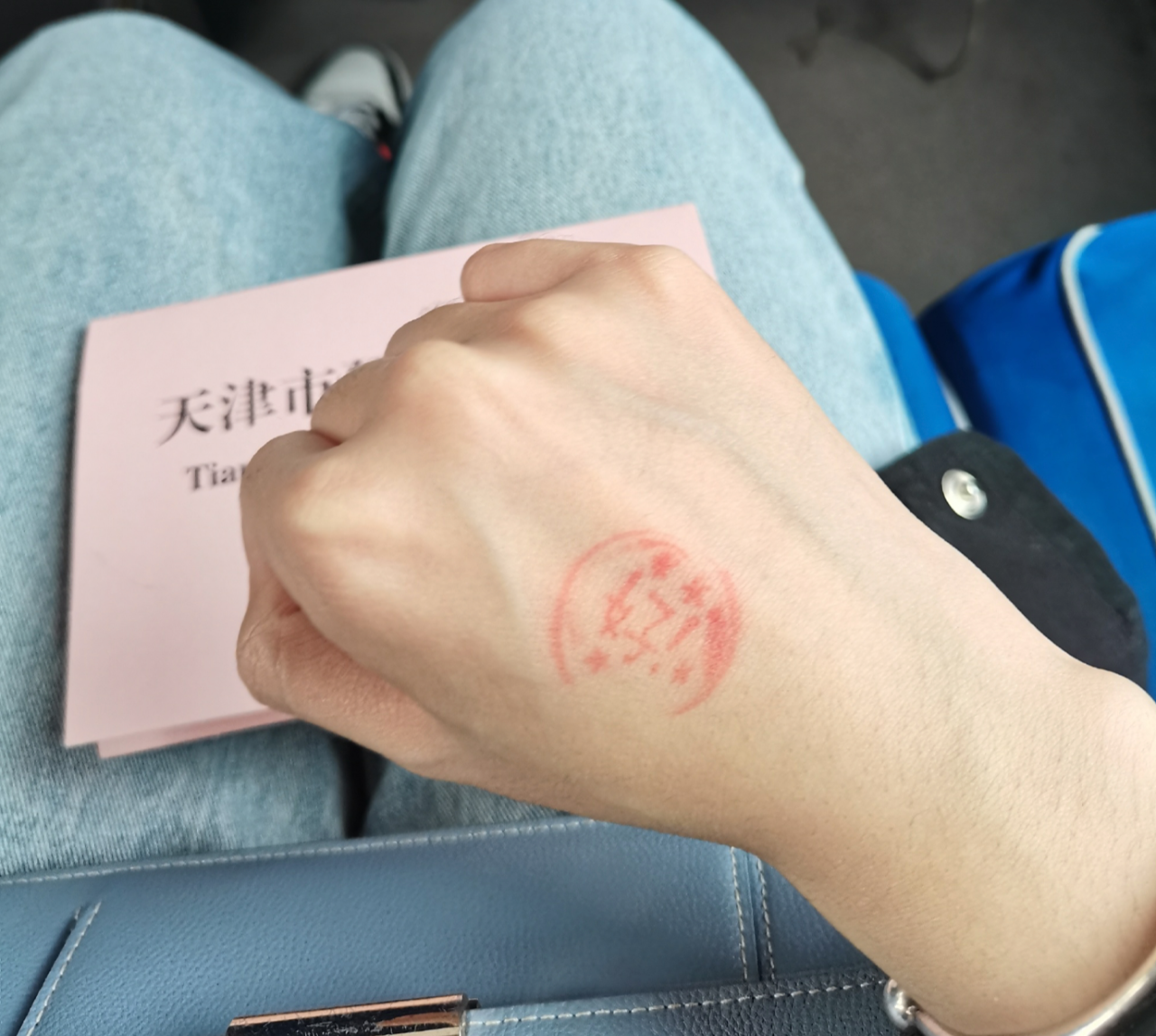 打新冠病毒疫苗时会变成“小朋友”？！(图8)