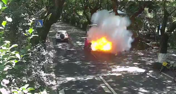 太可怕！电动车行驶中突然烧成一团火球，烧伤女孩被下三次病危通知(图1)