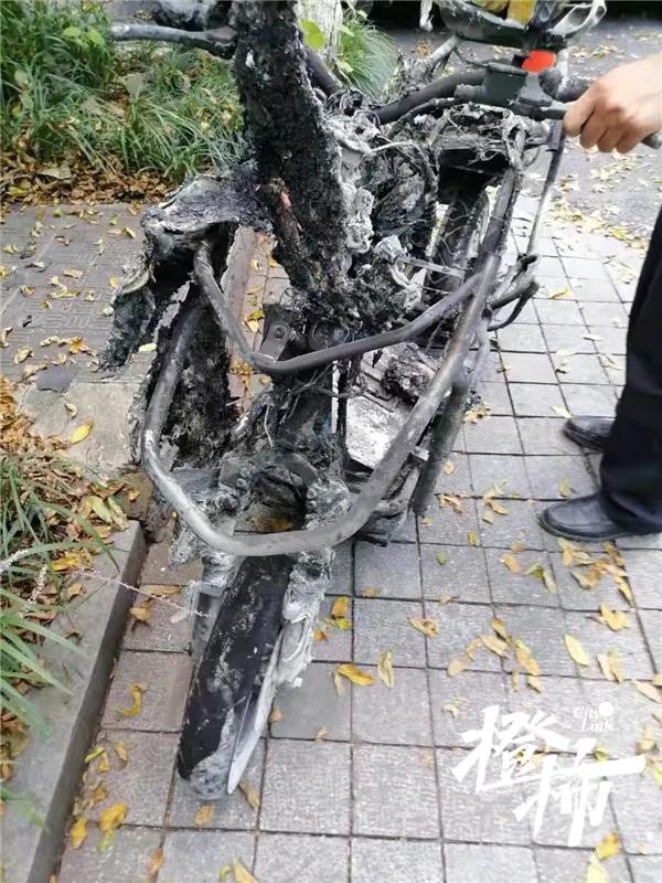 太可怕！电动车行驶中突然烧成一团火球，烧伤女孩被下三次病危通知(图4)