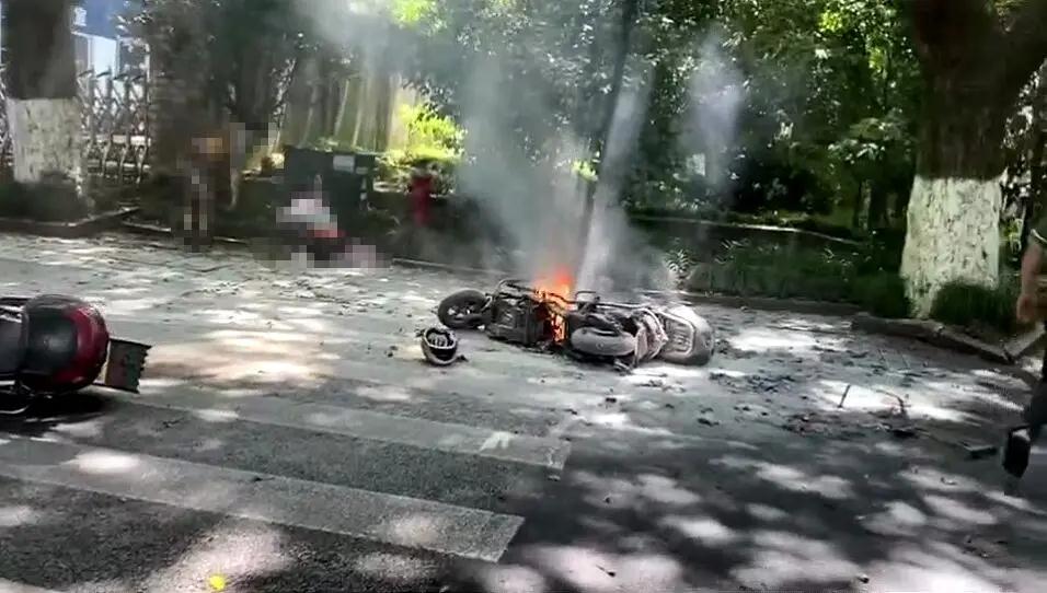 太可怕！电动车行驶中突然烧成一团火球，烧伤女孩被下三次病危通知(图5)